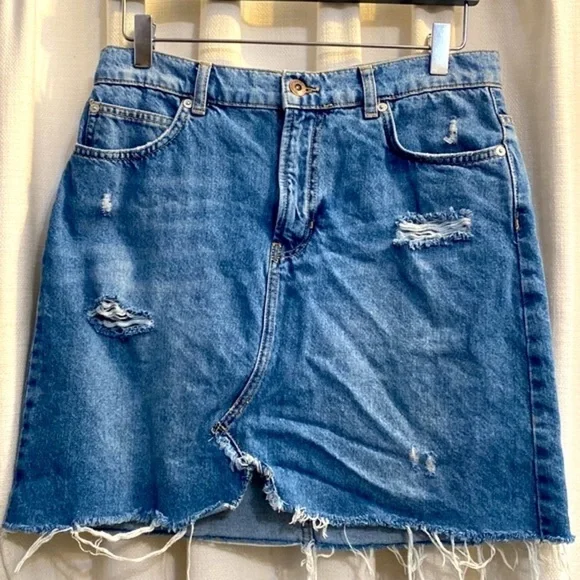 We The Free-Free People Distressed Denim Jean Skirt-Raw Edge-Light Wash-Size 28 - Picture 2 of 5